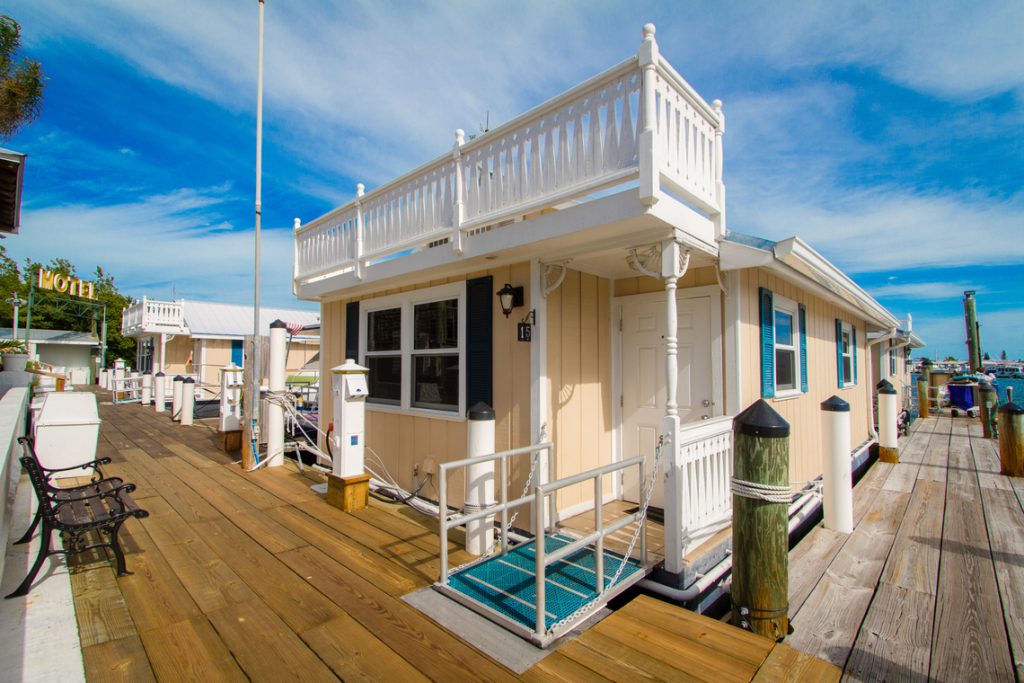 Houseboat with Kitchen | Harborside Motel & Marina Inc